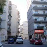 Viale Orazio Flacco a un certo punto cambia aspetto: sulla sinistra fanno mostra di s� basse palazzine databili fine anni 50 inizio 60 costellate da numerosi negozietti...